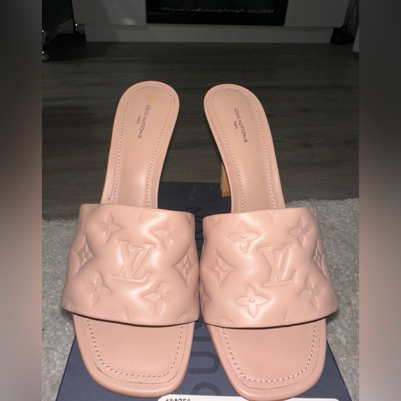 BrandNew LouisVuitton Dusty Pink Monogram Embossed Leather Revival Slide Sandals - Picture 3 of 8